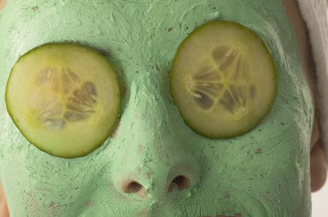 cucumber eyes Cucumber Eyes, Aspirin Face Mask, Orange Face Mask, Homemade Scrubs, Spa Recipes, Homemade Spa, Exfoliating Face Mask, Homemade Facial Mask, Organic Lotion