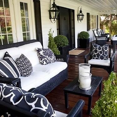 Curb Appeal Starts at the Front Door - Decorating Your Front Door, Entryway, or Porch www.outdoorlicious.com Balkon Decor, Hemma Diy, Porch Furniture, Casa Exterior, House With Porch, Front Porch Decorating, Hus Inspiration, Porch Design, The Porch