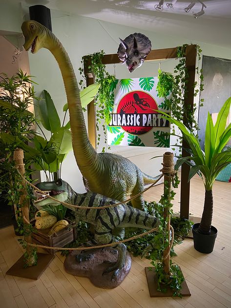 Diy Dinosaur Decor, Dinosaur Props, Park Party Decorations, Dino Decorations, Dinosaur Display, Jurassic Park Birthday Party, Jurassic Park Party, Dinosaur Birthday Theme, Jurassic Park Birthday