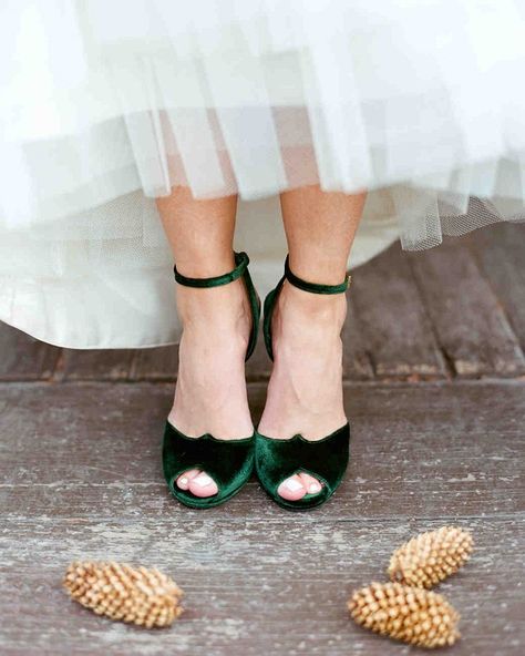 Gorgeous velvet bridal shoes Green Goth, Winter Wedding Shoes, Unique Wedding Shoes, Hak Tinggi, Green Weddings, Fun Wedding Shoes, Emerald Green Weddings, Wedding Shoes Comfortable, Wedding Boots