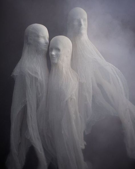 Halloween Decoration Ideas that are Downright Freaky Creepy Halloween Decorations Diy, Chicken Wire Ghost, Styrofoam Heads, Spooky Diy Halloween Decor, Wire Ghosts, Cheesecloth Ghost, Blithe Spirit, Easy Diy Halloween Decorations, Ghost Diy