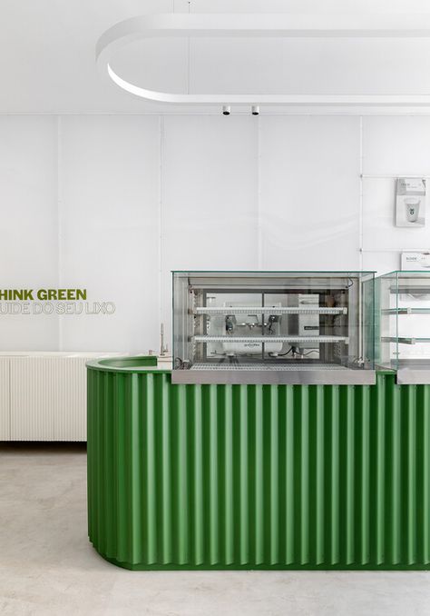 Green Blood Matcha Coffee Shop / Studio Guilherme Garcia | ArchDaily Matcha Coffee Shop, Coffee Shop Counter, Matcha Coffee, Matcha Cafe, Cafe Counter, Green Cafe, Bakery Design Interior, Bubble Tea Shop, White Cafe