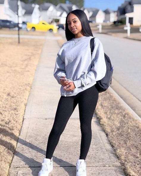 Sweatpants Outfit For School, Teens Outfits, Outfits With Jordan 1s Fashion Styles, Looks Hip Hop, Outfit Baddie, College Outfits Winter, Teenage Outfits, Leggings Outfits, Mode Chanel