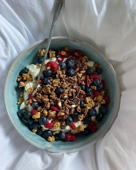 Yoghurt Bowl Ideas, Yogurt Bowl Aesthetic, Yoghurt Bowl, Sixteen Candles, Granola Breakfast, Balanced Breakfast, Yogurt Bowl, Breakfast Bowl, Snack Bowls