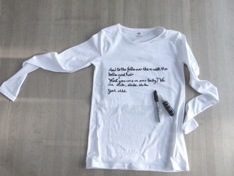 Decorate a T-shirt with TAYLOR SWIFT SONG LYRICS, or any other song lyrics or QUOTES in this easy DIY craft. Pin for later or head to the blog for details of this and other craft ideas.  #t-shirtideas #craftsforkids #rainydaycrafts #handmade #songlyrics #5minutecrafts #easycrafts #craftsforteens #taylorswift #crafts #tshirt #t-shirt #design #ideas #puffypaint #fabricpaint #lyrics #fabricpaint #taylorswiftlyrics #lyrics-shirt #tshirtdiy #whiteshirtideas #decorateashirt Taylor Swift Tshirt Ideas Diy, Taylor Swift Diy, Lyrics Tshirt, Taylor Swift Tshirt, Lyrics Shirt, Taylor Swift Top, Taylor Swift Costume, Taylor Swift Song Lyrics, Taylor Outfits