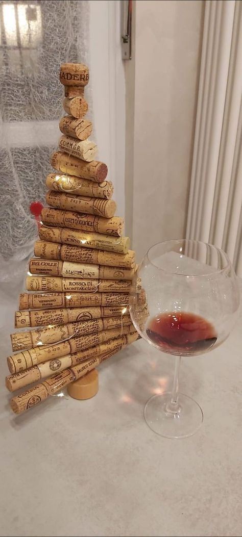 Wine Cork Gingerbread Man, Wine Cork Christmas Tree With Lights, Crafts With Champagne Corks, Cork Trees Christmas, Cork Christmas Tree Diy, Wine Cork Christmas Crafts, Wine Cork Christmas Ornaments, Cork Wreath Diy, Wine Cork Tree