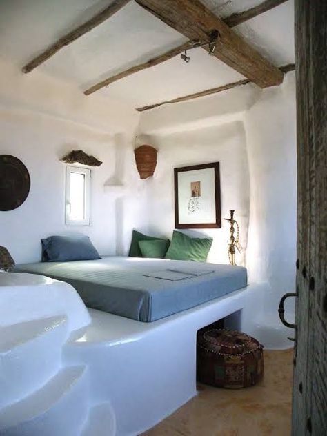 Cob house Cob Bedroom, Cob House Interior, Modern Mediterranean Homes, Casa Hobbit, Straw Bale House, Earthship Home, Adobe House, Cob House, Mediterranean Decor