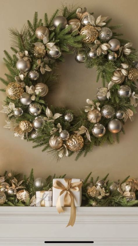 Christmas Wreath Gold, Sparkle Crafts, Gold Christmas Wreath, Christmas Decorations Centerpiece, Christmas Luxury, Merry Christmas Gif, Christmas Tree Decorating Themes, Christmas Door Wreaths, Easy Christmas Decorations