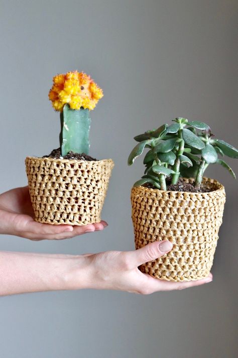 Free Pattern: How to Make Your Own Mini Raffia Planter! Crochet Planter Cover, Crochet Plant Pot, Raffia Crafts, Crochet Plant Hanger, Planter Cover, Raffia Crochet, Hanging Plant Wall, Plant Pot Covers, Basket Pattern