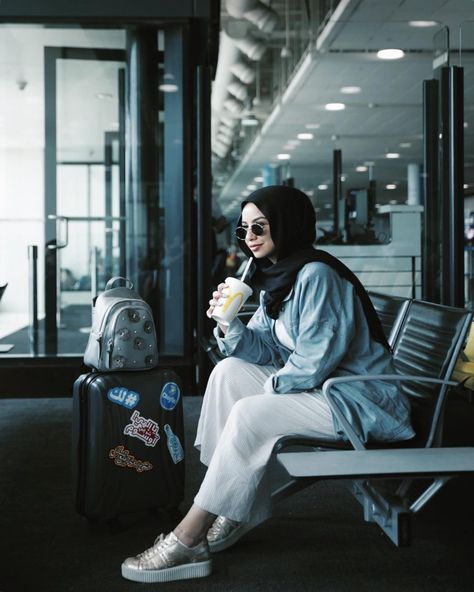 Hijab Airport Outfit, Hijab Styles For Party, Travel Style Airport, Airport Chic, Airport Outfit Ideas, Hijab Stile, Hooded Sweatshirt Dress, Hijab Style Tutorial, Hijab Style Casual