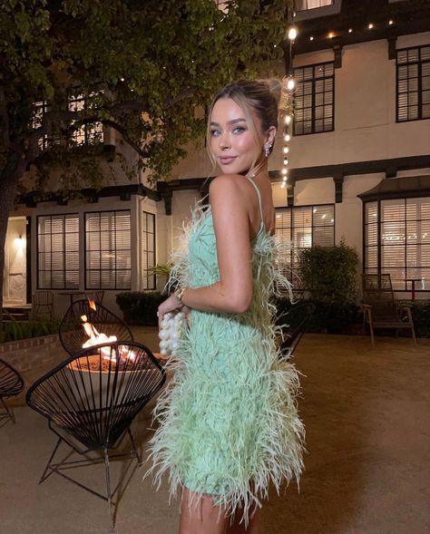 Sierra Furtado, Feather Cocktail Dress, Glam Dress, Custom Birthday Cakes, Birthday Fits, Afternoon Dress, Garden Dress, New Years Dress, September 7