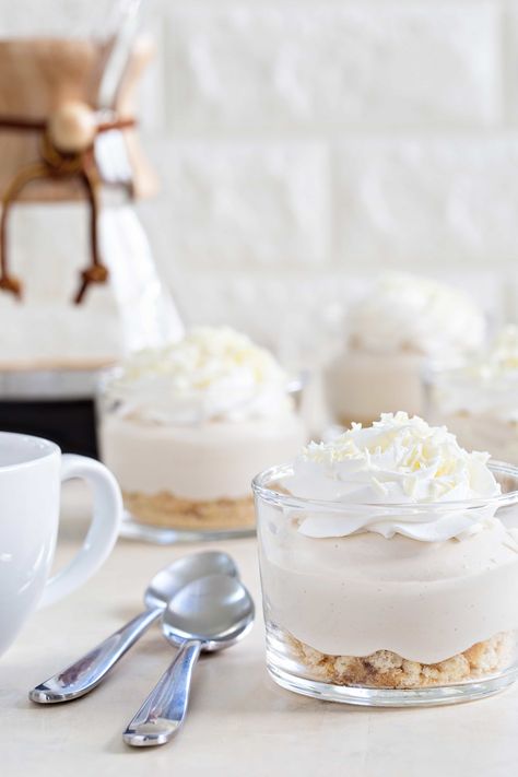 White Chocolate Tiramisu Pudding Cups come together in minutes for a delicious and simple dessert. from @bakingaddiction White Chocolate Tiramisu, Tiramisu Pudding, Chocolate Tiramisu, White Desserts, Simple Dessert, Pudding Cups, Layered Desserts, Instant Pudding Mix, Cookie Cups