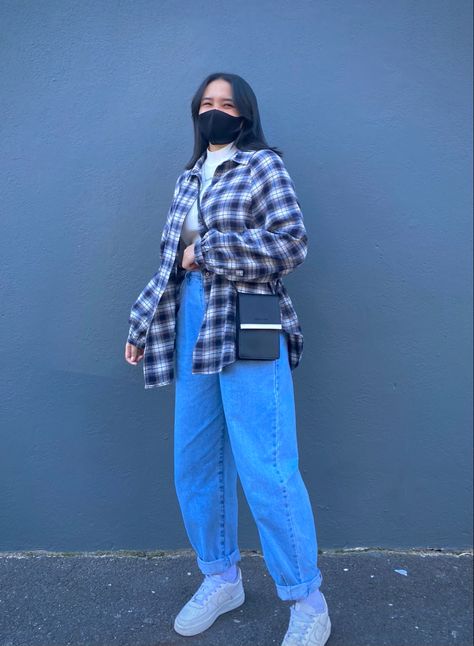 Turtle Neck Flannel Outfit, Turtle Neck With Flannel Outfit, Navy Blue Flannel Outfits, Winter Outfits With Blue Jeans, Blue Flannel Outfit Aesthetic, Turtle Neck And Flannel Outfit, Balloon Fit Jeans Outfit, Light Blue Flannel Outfit, Turtleneck And Flannel Outfit