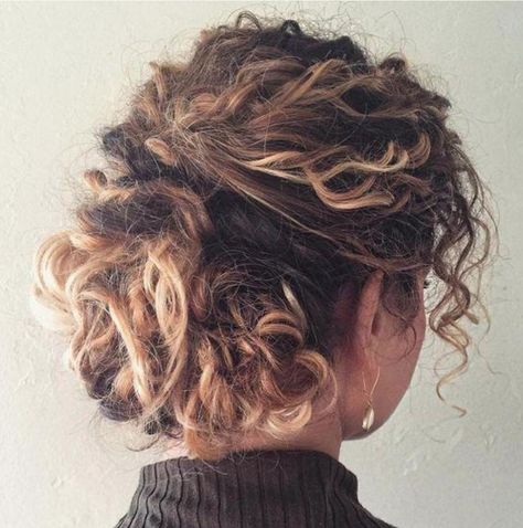 Trendiest Short Curly Hairstyles in 2018 Kręcony Bob, Cute Hairstyles Updos, Super Curly Hair, Trendy We Fryzurach, Easy Updo Hairstyles, Curly Hair Photos, Curly Updo, Curly Hair Updo, Medium Curly Hair Styles