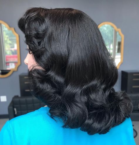 Check out this gorgeous 1940s horseshoe haircut and curl set that I styled for my client! I love how classic and timeless this style is, and it's always so much fun to recreate vintage looks like this. #austinvintagestylist #roundrockhair #roundrockhairstylist #pincurledperfection #texasvintagehair #kevinmurphy ( #📷 @pincurledperfection ) Vintage Horseshoe Haircut, Horseshoe Haircut Vintage, Horseshoe Haircut, 1940s Hair, 1940s Hairstyles, Hair 2024, Pin Up Hair, Kevin Murphy, Vintage Hairstyles