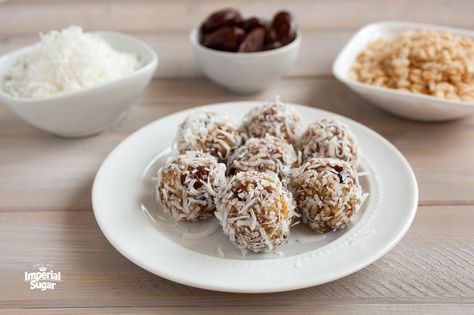 Coconut Date Balls are easy no-bake cookies made with crispy rice cereal, chewy dates, and flaky coconut.  Portable and popable, this super easy recipe is made in no time! Xmas Squares, Coconut Date Balls, Pumpkin Cheesecake Cookies, Easy No Bake Cookies, Date Balls, Christmas Yummies, Whipped Shortbread Cookies, Coconut Candy, Bake Goods