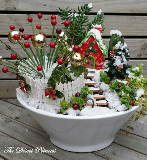 Christmas Dish Garden Ideas, Christmas Fairy Houses Ideas, Winter Fairy Garden Ideas, Christmas Fairy Garden Holiday, Christmas Fairy Garden Diy, Winter Fairy Garden Christmas, Christmas Fairy Garden Ideas, Succulent Fairy Garden, Fairy Garden Christmas