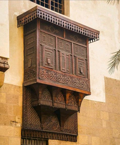 Mashrabiya balcony in Bayt al-Suhaymi, Cairo, Egypt. Mashrabiya Architecture, Arab Window, Jeddah Architecture, Hijazi Architecture, Egyptian Decorations, Arabic Architecture, Middle Eastern Decor, Arch Molding, Egypt Aesthetic