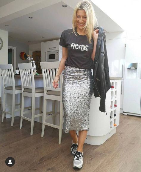 Sequin Midi Skirt Outfit, Sequin Skirt Outfit Casual, Sequence Skirt Outfit, Sparkly Skirt Outfit, Silver Skirt Outfits, Metallic Skirt Outfit, Sequin Skirt Outfit, Sequin Skirt Long, Skirt Outfit Casual