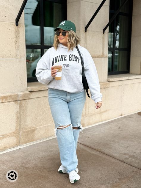 Oversized Sweatshirt And Jeans Outfit, Outfits With Hoodies And Jeans, Crew Neck Outfit Ideas, Fall Mom Jeans Outfit, Jeans Sweatshirt Outfit, Anine Bing Sweatshirt Outfit, Jeans And Hoodie Outfit, Sweatshirt Outfits Women, Jeans And Sweatshirt Outfit