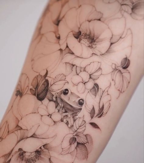 Grey Flower Tattoo, Black And Grey Flower Tattoo, Mangas Tattoo, Whimsical Tattoos, Animal Sleeve Tattoo, Tier Tattoo, Frog Tattoo, Bug Tattoo, Insect Tattoo