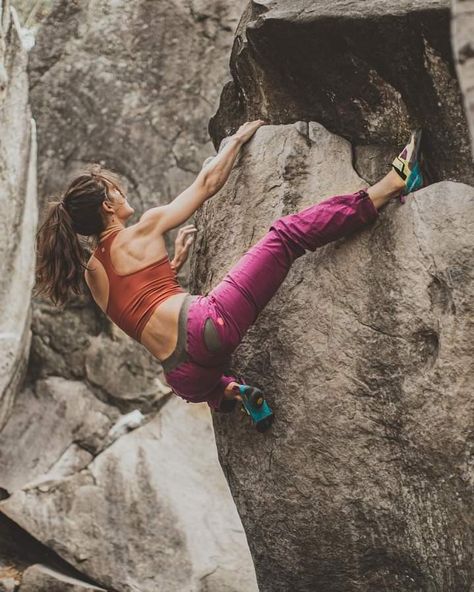 Bouldering Women, Rock Climbing Aesthetic, Rock Climbing Photography, Rock Climbing Women, Woman Climbing, Rock Climbing Outfit, Climbing Women, Trail Photography, Climbing Outfit Woman