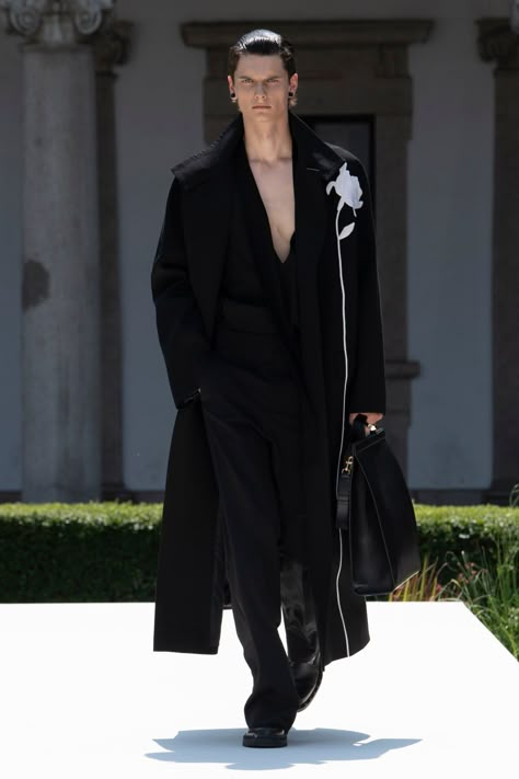 Valentino Menswear, 2024 Menswear, Fashion Newsletter, Fashion Boy, Menswear Runway, Valentino Men, All Black Outfit, Mens Spring, Spring 2024