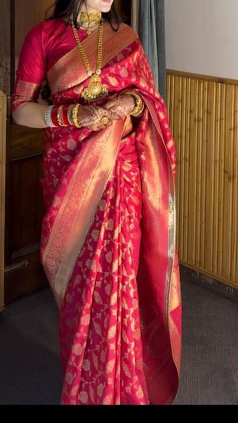 Saree For Newly Married Bride, Saree For Reception Brides, Wedding Saree Look, Red Saree Bridal, Fashionable Saree, Indian Wedding Gowns, Reception Bride, Bridal Sarees South Indian, Wedding Moodboard