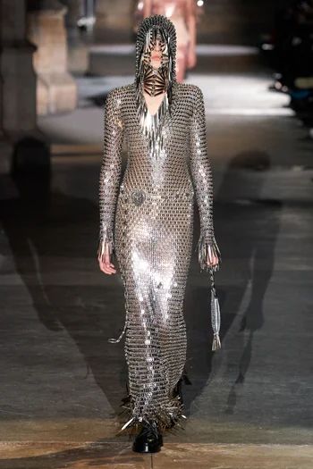 Paco Rabanne Fall 2020 Ready-to-Wear collection, runway looks, beauty, models, and reviews. Moda Kimono, Mode Kimono, Middle Age Fashion, All Black Looks, Moda Paris, Sequin Evening Dresses, Model Look, Ermanno Scervino, Paco Rabanne