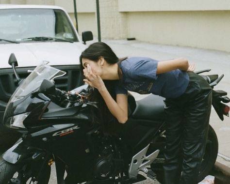 Motorbike Aesthetic, Motorbikes Women, Women Bikers, Bike Women, Tory Vega, Motorcycle Aesthetic, Biker Aesthetic, Biker Love, Pretty Bike