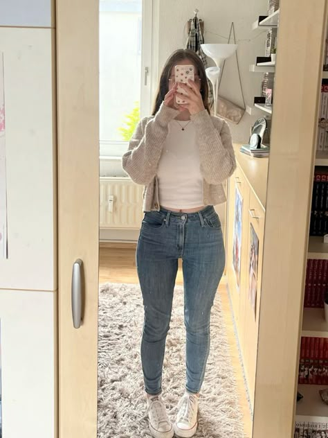 Skinyjeen Outfit, Slim Jeans Outfit Women, Skinning Jeans Outfit, Gray Jeans Outfit, Slim Jeans Outfit, Light Blue Jeans Outfit, Grey Jeans Outfit, Chic Outfits Edgy, Ripped Jeans Outfit