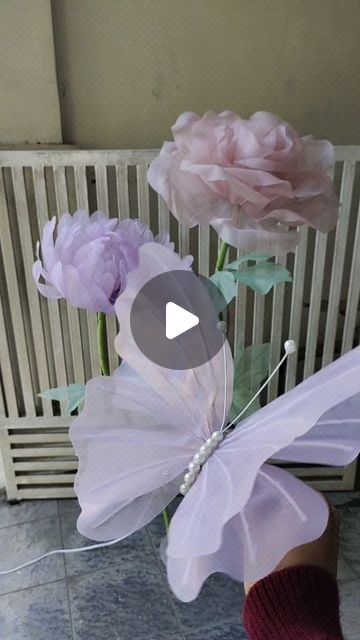 Diy Giant Butterfly Decorations, Diy Large Butterfly Decorations, Organza Butterfly Diy, Butterfly Party Decorations Ideas, Giant Butterfly Diy, Large Organza Flowers, Butterfly Birthday Ideas, Giant Butterfly Decorations, Diy Butterfly Decor