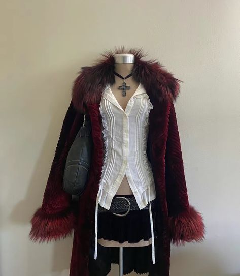 Fur Jacket Outfit, Classy Jacket, Gothic Outfit, Vampire Clothes, 2000s Fashion Outfits, Jacket Outfit, Swaggy Outfits, Fashion Mistakes, Gothic Outfits