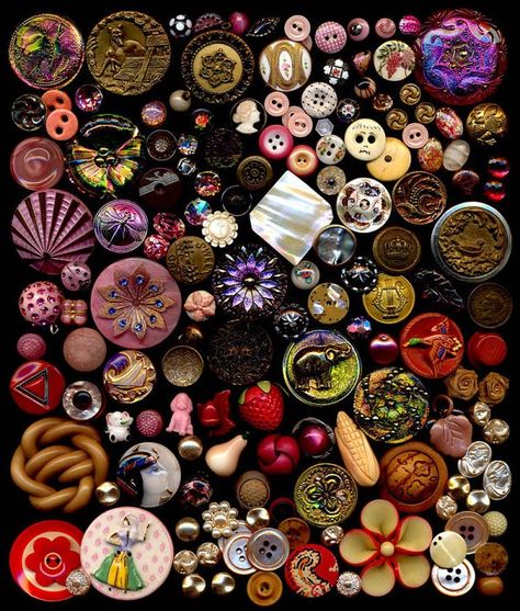 button collection Melted Beads, Sewing Tables, Bottle Flowers, Button Collecting, Sewing Spaces, Creeper Minecraft, Collage Kunst, Cool Buttons, Creation Deco