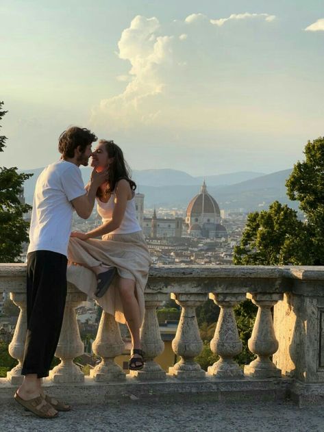 Summer Couple Pictures, Old Money Couple, Money Couple, Couple Travel Photos, Rich Couple, Italian Romance, Couple Lifestyle, Italian Travel, Friends Scenes