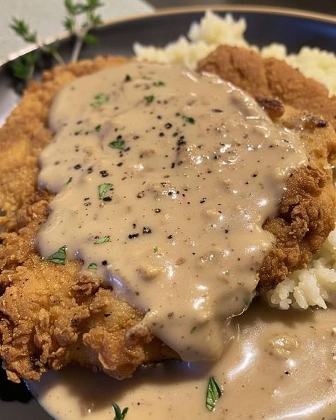 Texas Roadhouse Chicken, Authentic Cajun Recipes, Texas Steak, Cube Steaks, Beef Cubed Steak, Chicken Fried Steak Recipe, Country Gravy, Gravy Ingredients, Fried Steak