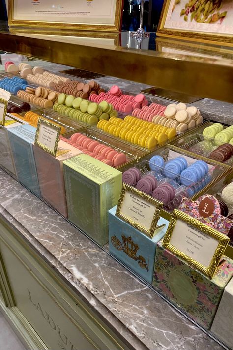 Aesthetic Macaroons, Paris Macaroons, Macaroons Aesthetic, Macarons Laduree, Paris Macarons, Macaron Display, Aesthetic Paris, Paris Food, France Aesthetic