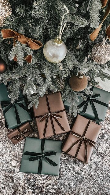 Woodland Wrapping Ideas, Christmas Decor Champagne Color, Christmas Decor Ideas Christmas Tree, Monochromatic Wrapping Paper, Christmas Present Set Up, Neutral Christmas Presents, Brown Green Christmas Decor, Aspen Christmas Decor, Monochrome Gift Wrapping