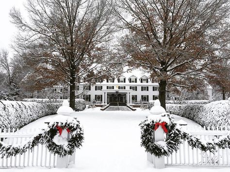 Woodstock Vermont, Couples Resorts, Christmas Getaways, Country Living Magazine, Christmas Parade, Christmas Town, Christmas Villages, Magical Christmas, Baby It's Cold Outside