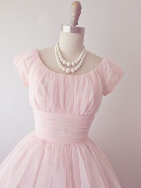 Imagem de pink and fashion Girly Closet, Istoria Modei, Kawaii Outfits, Pink Chiffon Dress, Pink Pearls, Pink Easter, Pink Chiffon, Pinterest Closet, Girly Fashion