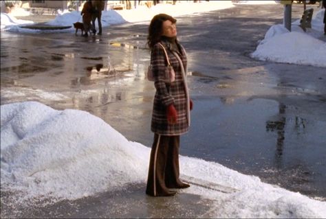 Lorelai Gilmore Winter Aesthetic, Lorelai Gilmore Christmas, Gilmore Girls Winter Aesthetic, Winter Gilmore Girls Aesthetic, Lorelai Gilmore Snow, I Smell Snow Lorelai, Stars Hollow Winter, Gilmore Girls Winter, Gilmore Girls Outfits