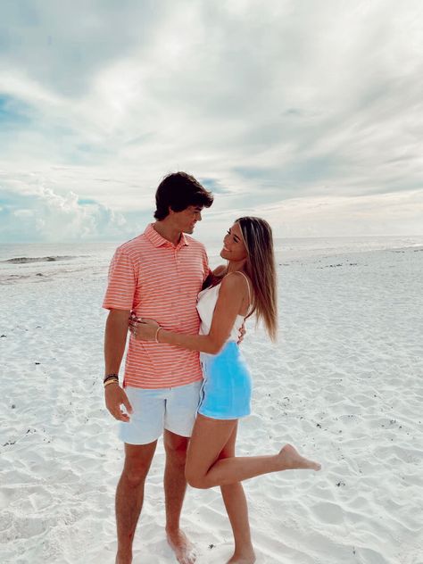 Beach Pictures Poses With Boyfriend, Picture Poses Boyfriend, Summer Picture Poses Couple, Beach Pics For Couples, Florida Couple Pictures, Pictures To Send To Your Boyfriend Poses, Cute Beach Poses With Boyfriend, Poses For Pictures Instagram With Bf, Couple Cruise Outfits