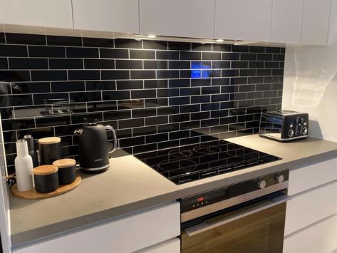 Black Glass Subway Tile Backsplash, Black Tiles White Grout, Black Tile Splashback Kitchen, Black Splashback Kitchen, Tile Splashback Kitchen, Metro Tiles Kitchen, Black Splashback, Black Tiles Kitchen, Subway Design