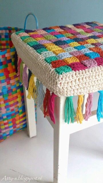 . Stool Cover Crochet, Confection Au Crochet, Stool Covers, Easy Crochet Projects, Crochet Simple, Haken Baby, Crochet Cushions, Crochet Home Decor, Crochet For Home