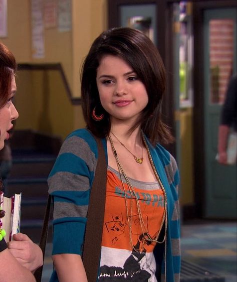 Alex Russo Makeup, Selena Gomez Clothes, Argumentative Antithetical Dream Girl, Selena Gomez Wallpaper, Karen Smith, Random Clothing, La Girls, Selena Gomez Outfits, Native Women