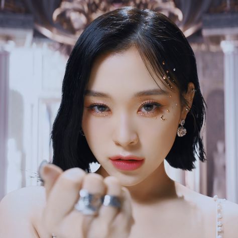 gahyeon 가현 / dreamcatcher ‘maison’ mv icon Gahyeon Dreamcatcher, Video Icon, Dreamcatcher Gahyeon, Best Kpop, Kpop Groups, Makeup Inspo, So Beautiful, Kpop Idol, Makeup Inspiration