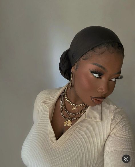 Scarf Hairstyles With Bangs, Headwraps Aesthetic, Headscarf Outfit Black Women, Natural Hair Head Wrap Styles, Head Scarf Styles Black Women, Headwrap Outfit, Doek Styles, Black Headwrap, Headwrap Hairstyles