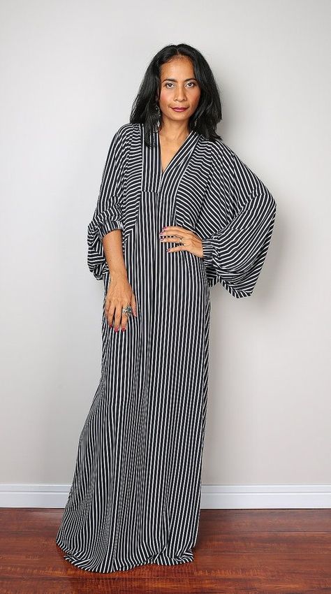 Black And White Striped Dress, Maxi Shift Dress, Ethno Style, Kaftan Designs, Top Moda, Dress Black And White, Trendy Dress, Black And White Stripes, Abayas Fashion