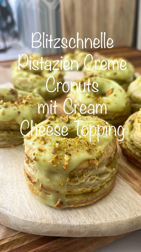 Pistazien Creme Cronuts! Ein wunderbarer Mix zwischen 🍩 und 🥐 So unfassbar lecker und super schnell zubereitet! Ihr braucht: •… | Instagram Cream Cheese Topping, Cronut, Cheese Topping, Dessert Cupcakes, Party Desserts, Mini Desserts, Sweet Desserts, Cafe Food, Sweet Snacks