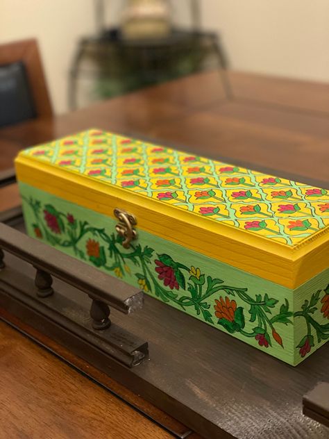 Beautiful hand painted jewelry box with bright n bold colors. Mdf Box Decoration, Trunk Painting Ideas, Wooden Box Painting Ideas, Hand Painted Jewelry Boxes, Hand Painted Trays, Wooden Box Crafts, Painted Jewelry Box, Box Painting, Trunk Box